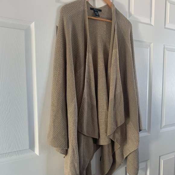 Beautiful Cejon Minimalist Poncho - Picture 2 of 11